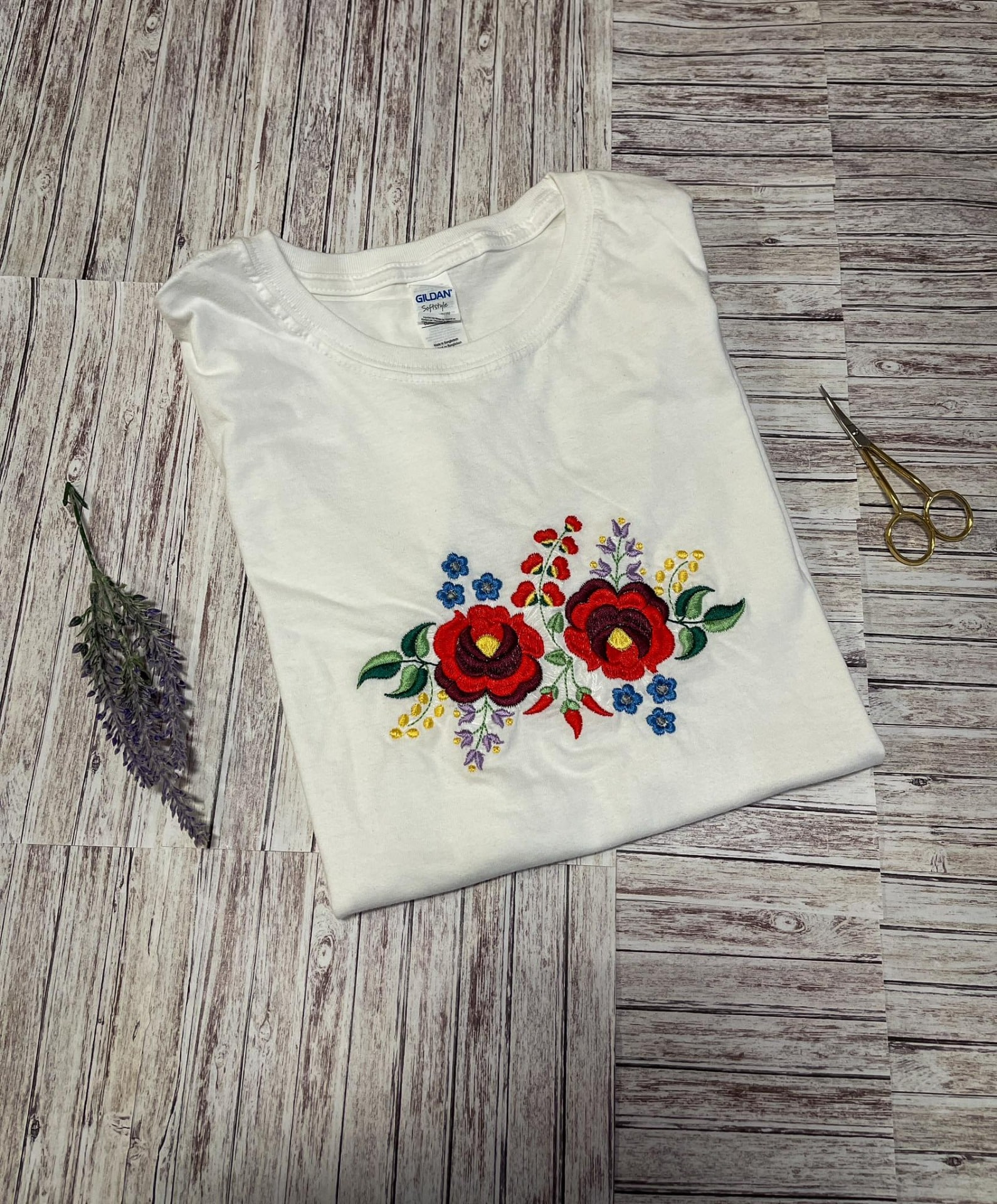 Népi motívummal hímzett póló